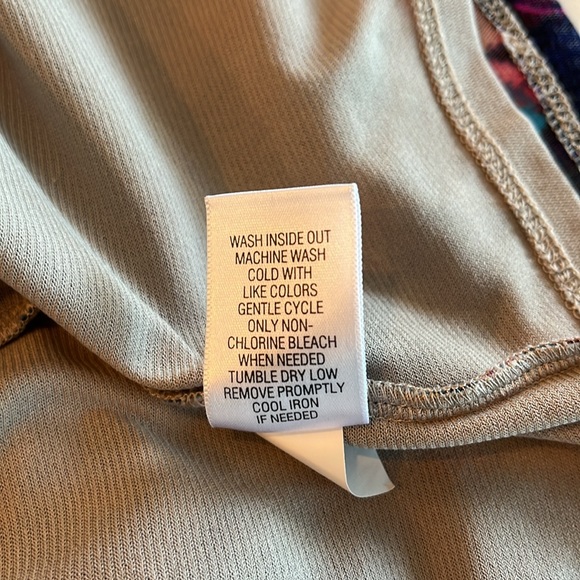 Dana Bachman Woman’s Sleeveless Top - Picture 4 of 7